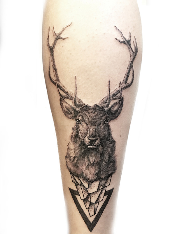 点击大图看下一张：腿部好看的鹿头点刺纹身图案