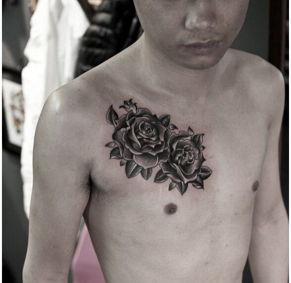 点击大图看下一张：时尚男胸部漂亮的玫瑰花纹身图案