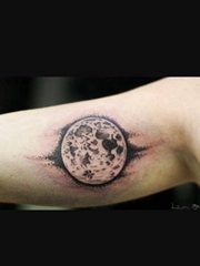 手臂上黑白纹身点刺技巧纹身月亮图片