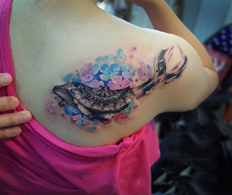 点击大图看下一张：后背唯美鲜花与鲸鱼纹身图案