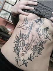 女性腹部上的裸体女性和小天使纹身图片