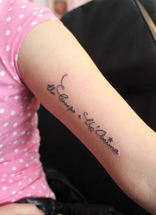 点击大图看下一张：女生手臂好看的英文字纹身图案