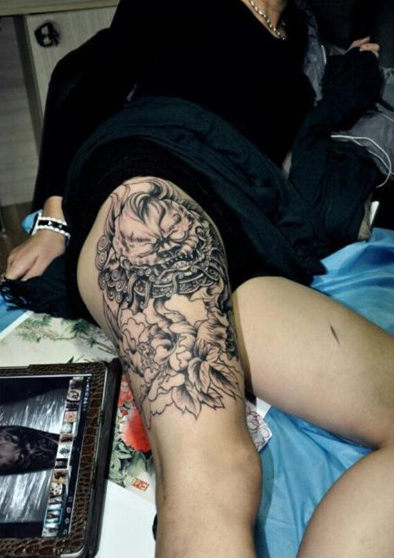 点击大图看下一张：女生腿部唐狮牡丹花纹身图案