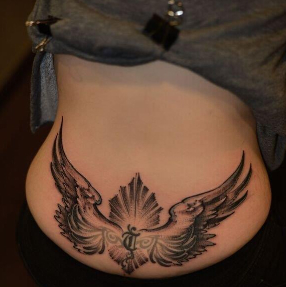 点击大图看下一张：女性臀部翅膀梵文图腾纹身图案