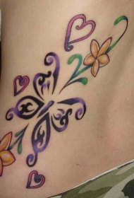 女性腰部漂亮的蝴蝶心形花朵纹身图案