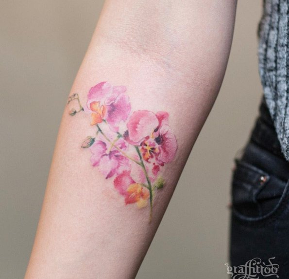 点击大图看下一张：文艺女生喜爱的花朵纹身图案