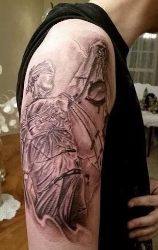 点击大图看下一张：男生手臂上黑白纹身点刺技巧人物肖像纹身图片