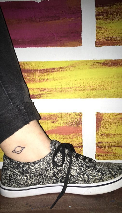 点击大图看下一张：男性脚腕上黑色简单线条纹身星球土星纹身图片