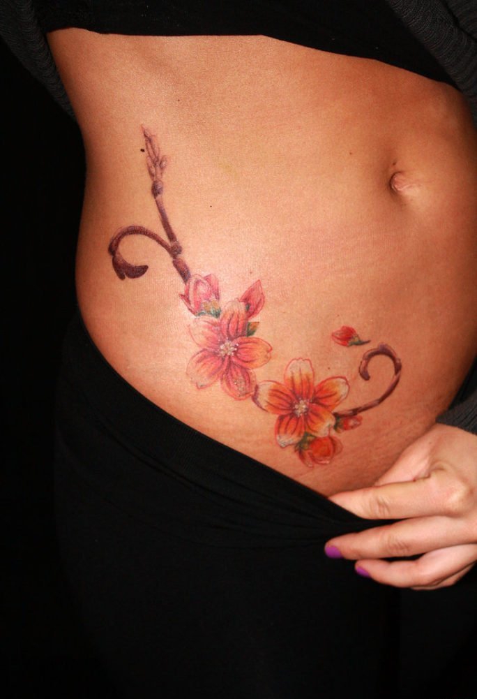 点击大图看下一张：女生中国风梅花纹身小花朵植物颜料纹身图案