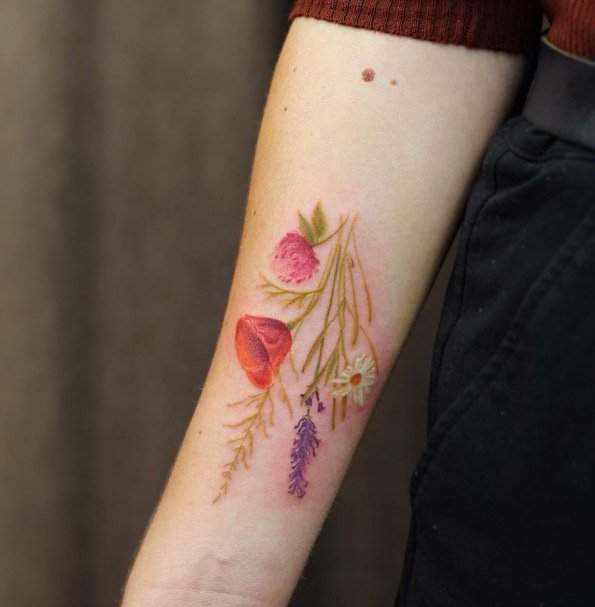 点击大图看下一张：女性的彩色植物颜料纹身水彩花朵纹身清新小图案