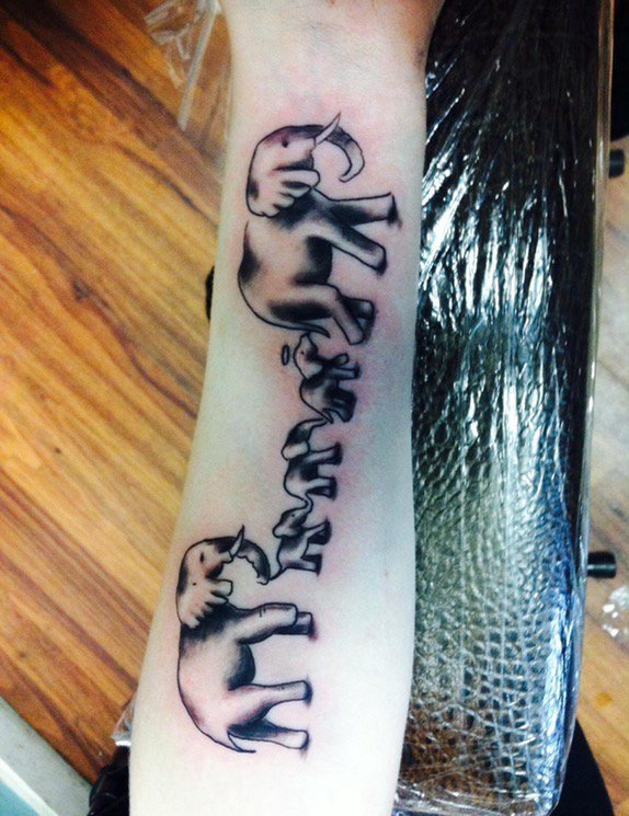 点击大图看下一张：女性手臂上黑色五只象纹身动物简易纹身素描图片