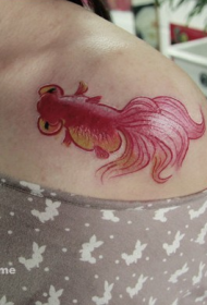 女性锁骨旁的小金鱼纹身图案
