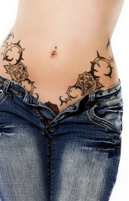 点击大图看下一张：美女腰部玫瑰蔓藤纹身图案