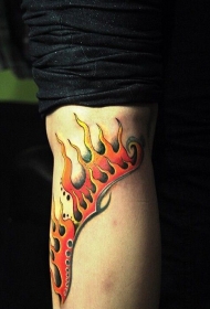 腿部红色火焰纹身图案