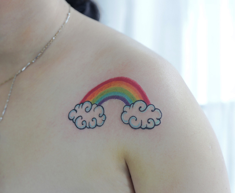 点击大图看下一张：可爱的肩部彩虹卡通纹身图案