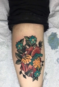 手臂上彩色植物纹身素材和机械心脏纹身图片