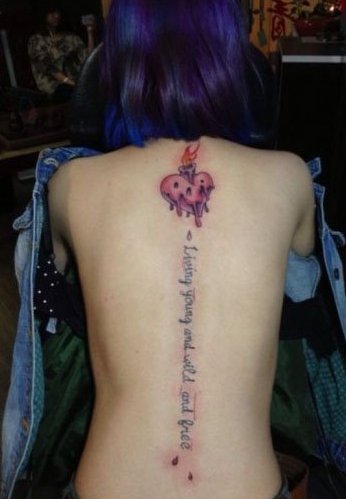 点击大图看下一张：女生背部脊椎心形与字母纹身图案