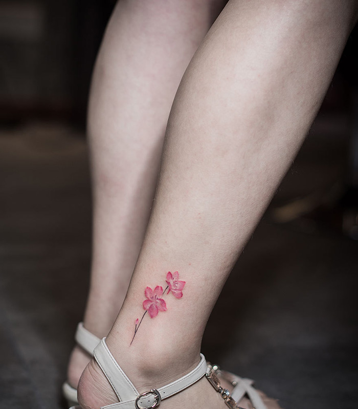 点击大图看下一张：脚踝美丽的花蕊彩绘纹身图案
