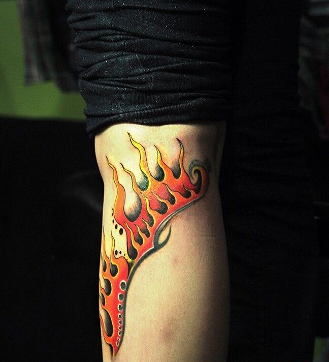 点击大图看下一张：腿部红色火焰纹身图案