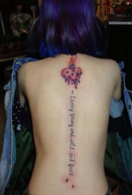 女生背部脊椎心形与字母纹身图案