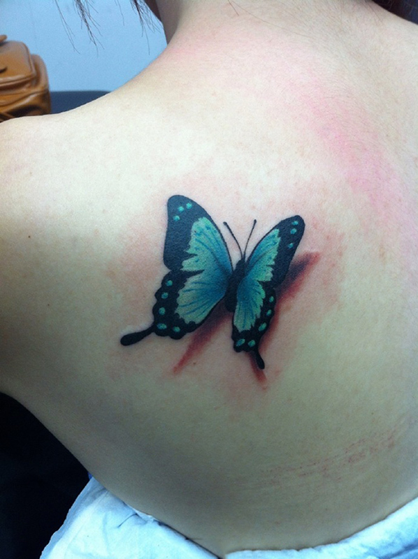点击大图看下一张：后背美丽的3D彩绘蝴蝶纹身图案