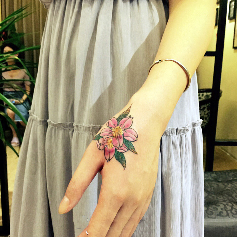 点击大图看下一张：女生手背美丽优雅的花朵纹身图案