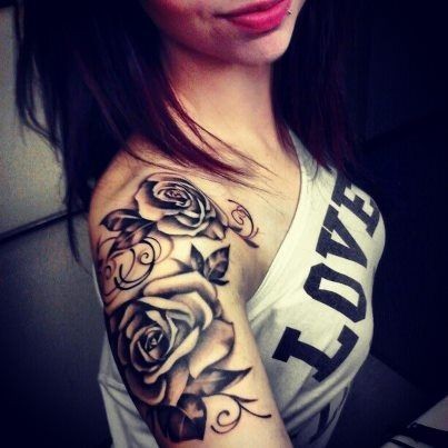 点击大图看下一张：手臂个性黑白玫瑰纹身图案