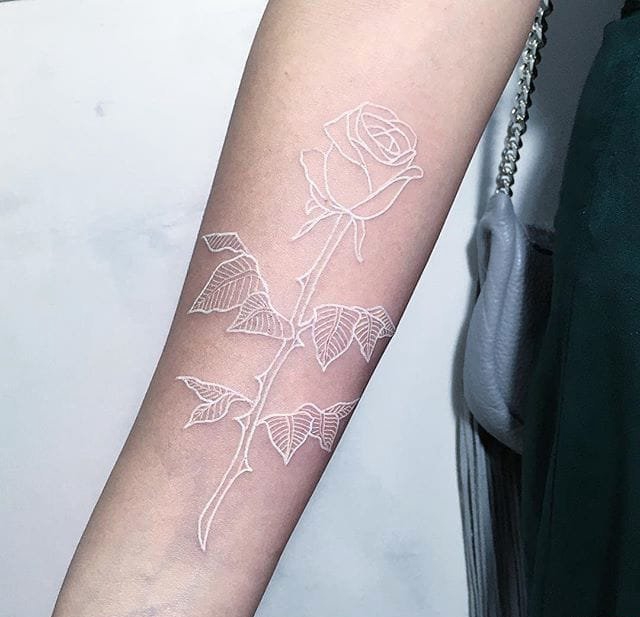 点击大图看下一张：个性的白墨水纹身玫瑰花和小雪花纹身几何花纹身图案