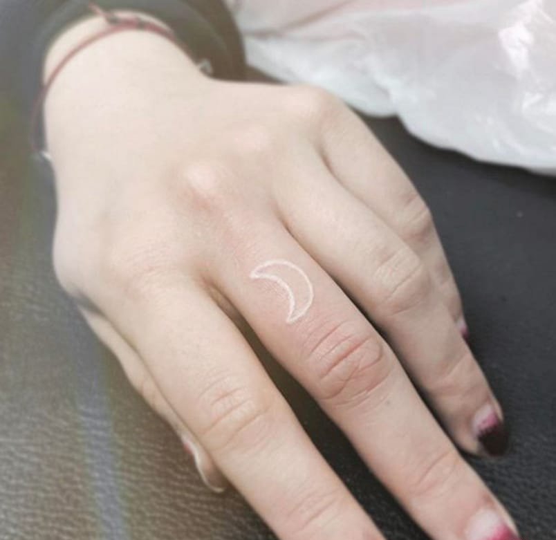 点击大图看下一张：个性的白墨水纹身玫瑰花和小雪花纹身几何花纹身图案