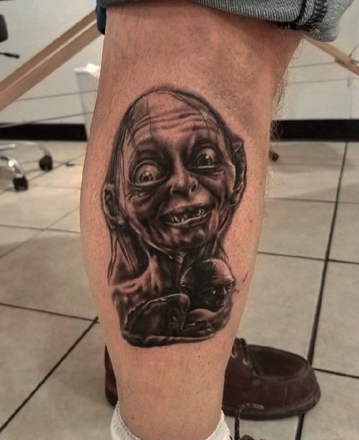 点击大图看下一张：黑灰色恐怖纹身电影人物肖像纹身素描技巧咕噜纹身图片