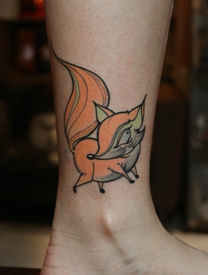 点击大图看下一张：脚踝可爱的卡通小狐狸纹身图案
