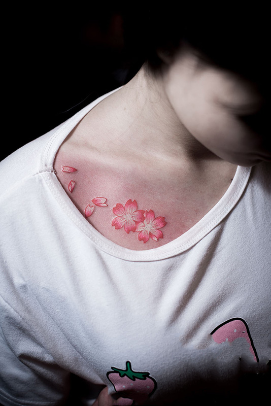 点击大图看下一张：锁骨飘落的樱花彩绘创意纹身图案