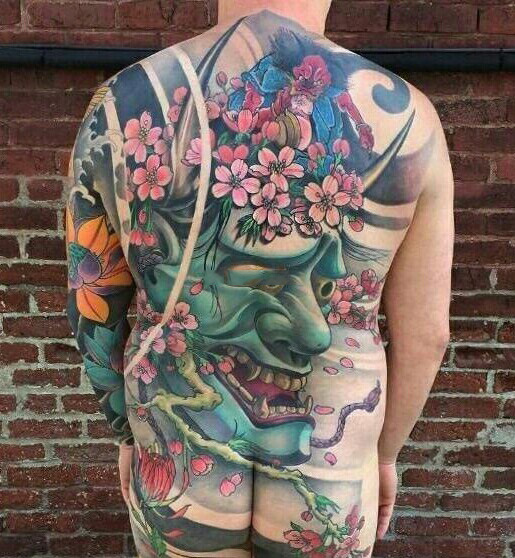 点击大图看下一张：男性满背樱花般若彩绘纹身图案