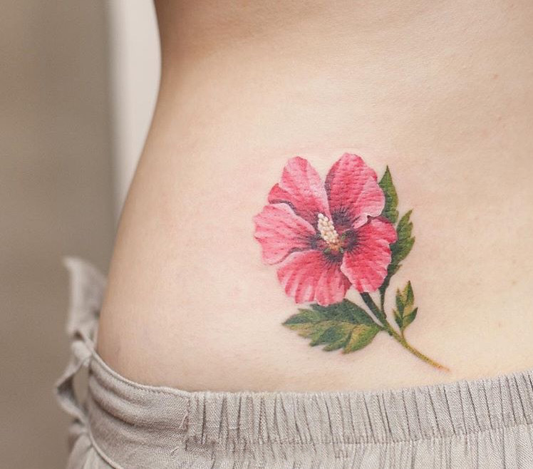 点击大图看下一张：腰部个性花朵彩绘纹身图案