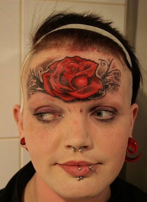 点击大图看下一张：女性个性的额头玫瑰纹身图案