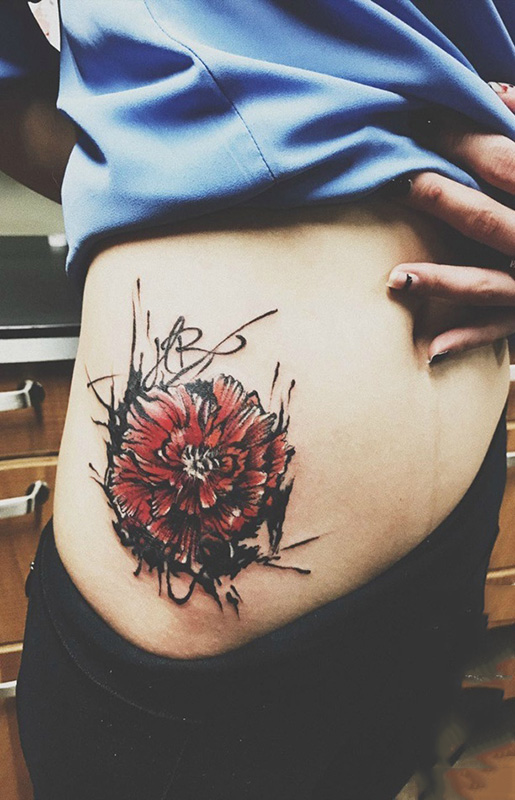 点击大图看下一张：腰部罂粟花个性纹身图案