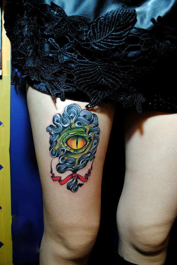 点击大图看下一张：时尚女生腿部的恶魔眼睛彩绘纹身图案