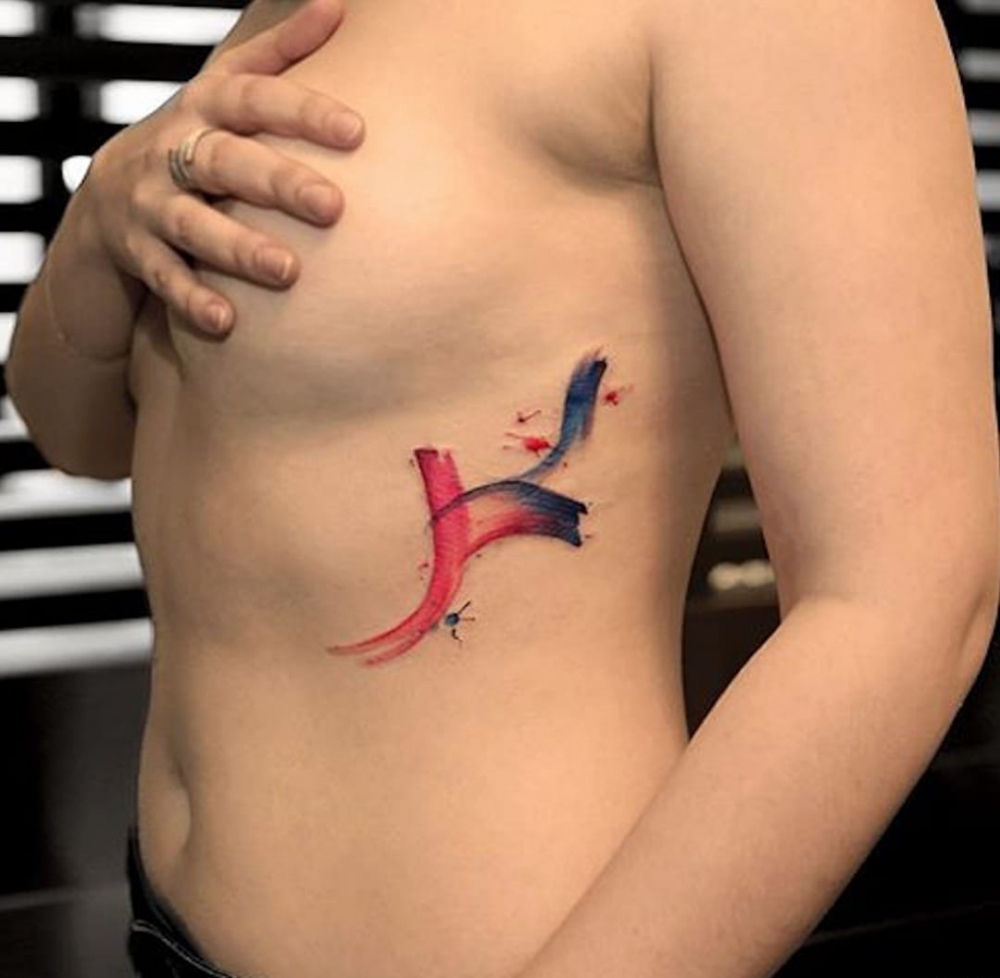 点击大图看下一张：女生腰侧性感纹身图案