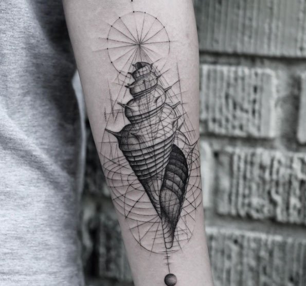 点击大图看下一张：手臂上黑色海螺纹身素描技巧点刺纹身几何纹身图案