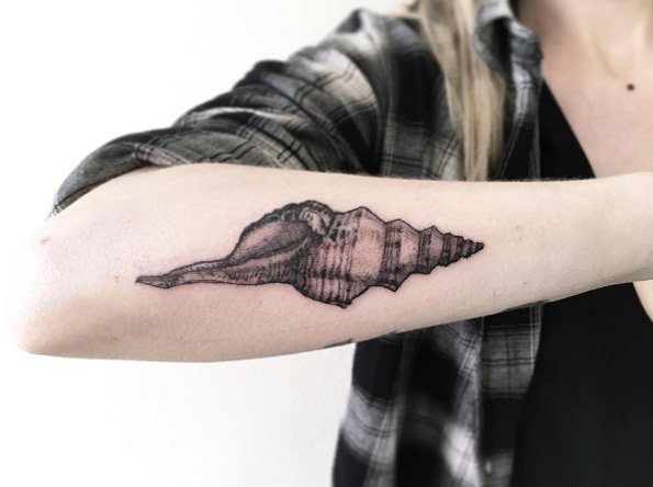 点击大图看下一张：手臂上黑色海螺纹身素描技巧点刺纹身几何纹身图案