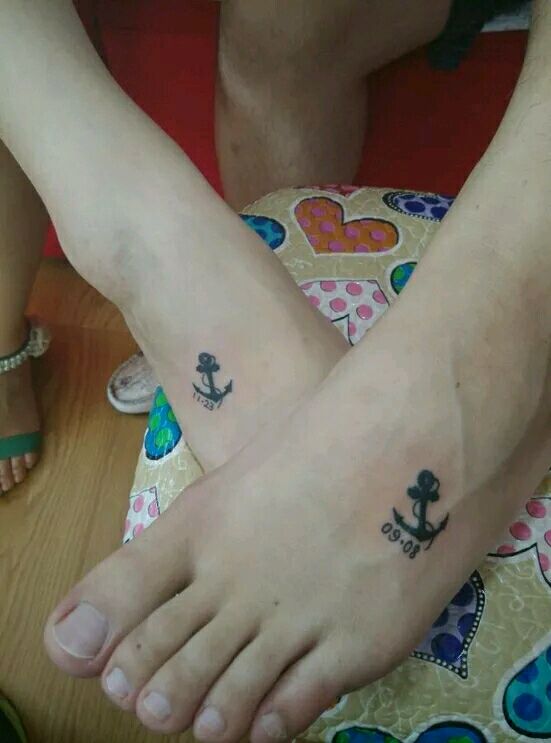 点击大图看下一张：情侣脚背数字和船锚纹身图案