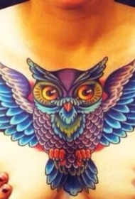 女生胸部时尚的彩色猫头鹰纹身图案
