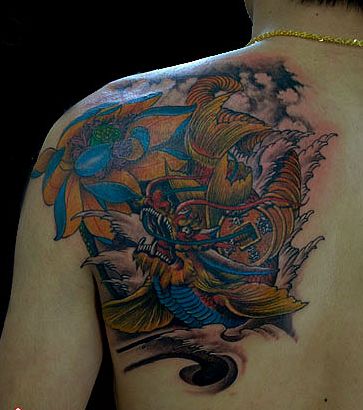 点击大图看下一张：臂部彩色神兽鳌鱼花卉纹身图案