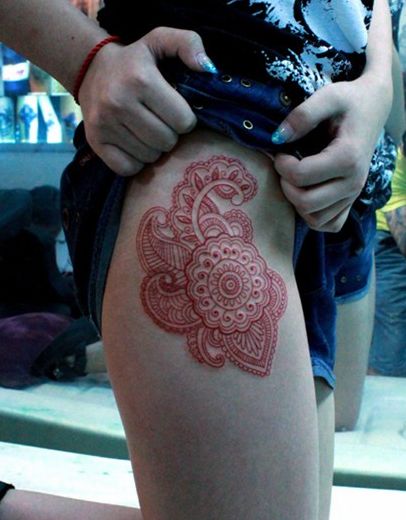 点击大图看下一张：女孩子腿部印度风格图腾纹身图案