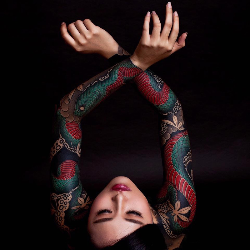 点击大图看下一张：美女双手花臂灵蛇彩绘纹身图案