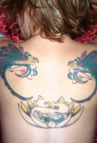 女性背部精灵莲花纹身图案