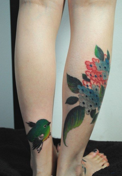 点击大图看下一张：女性小腿好看的花卉小鸟纹身图案