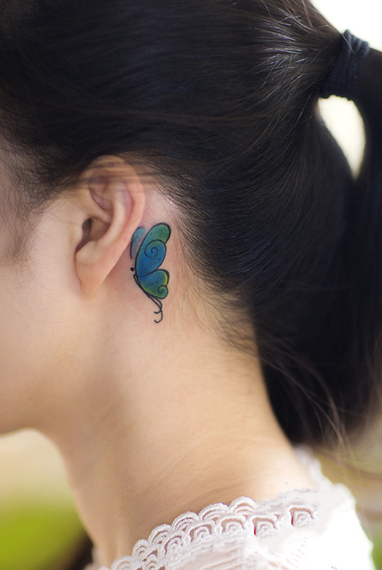 点击大图看下一张：女生耳后蝴蝶彩绘纹身图案