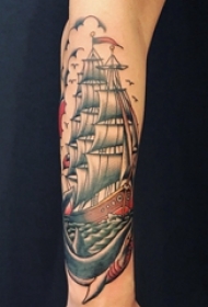 手臂上黑白纹身点刺技巧纹身小帆船鲨鱼纹身图片
