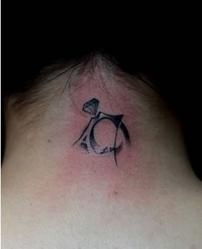 点击大图看下一张：颈部象征爱情的钻戒纹身图案